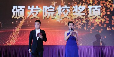畢加為各院校頒發(fā)“最佳合作院?！?，會展精英，譜寫華章