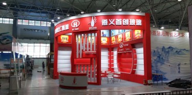 來來，畢加展覽在酒博會為你們的抖森干一杯