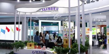 一杯敬明天，一杯敬過(guò)往