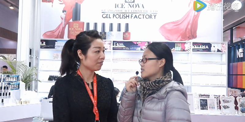 廣東美博會(huì)現(xiàn)場(chǎng)冰朵接受畢加展覽采訪(fǎng)