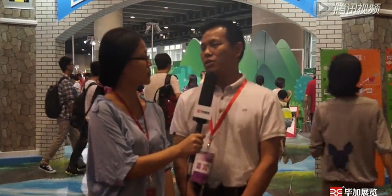 新華集團(tuán)少兒館負(fù)責(zé)人接受畢加展覽采訪(fǎng)