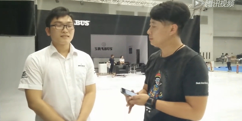 重慶車(chē)展巴博斯接受畢加展覽采訪(fǎng)